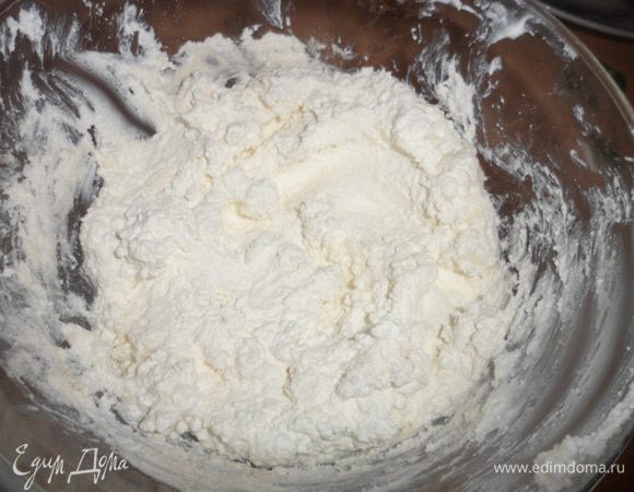 Творог протереть через сито ( так чтобы не было комочков), добавить сливки (предварительно чуть-чуть взбить)  и аккуратненько перемешать