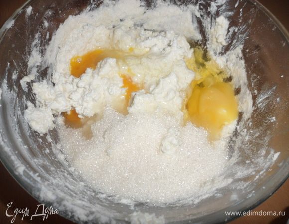 Добавить яйца, сахар и ванилин, хорошенько перемешать +  добавить манную крупу (она вбирает в себя лишнюю влагу)