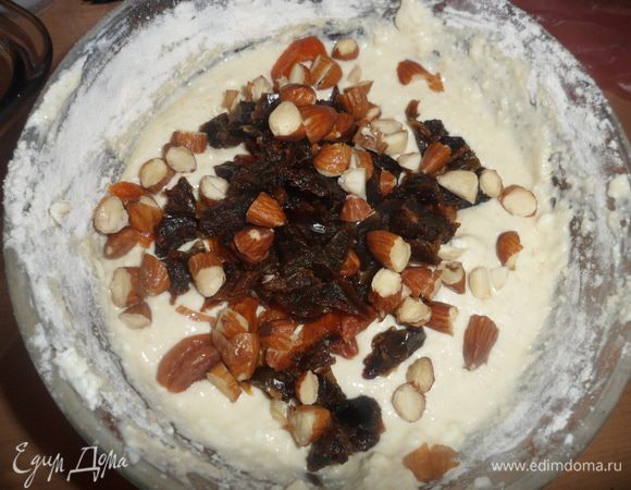 Сухофрукты залить горячей водой на 10 минут и вымыть. порезать финики, курагу, измельчить миндаль, вмешать в творожную смесь