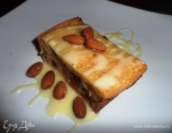 Форму для выпечки смазать сливочным маслом, выложить творожную массу в форму и поставить в разогретую до 170-180 градусов на 45-50 минут. Лучше подавать в горячем виде со сгущенным молоком или молочным соусом и миндалем. Приятного аппетита!!!
