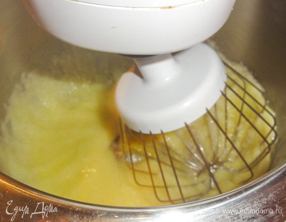 Растопите сливочное масло, но так, чтобы оно было не горячим. Яйца с сахаром, взбейте в пену, как на бисквитное тесто.