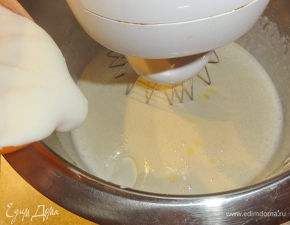 Добавьте сметану и растопленное сливочное масло. Осторожно перемешайте.