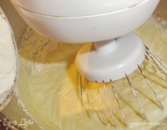 Теперь постепенно введите муку и соду. Перемешайте, чтобы не было комочков.
