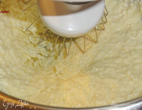 Теперь подготовим начинку. Разотрите творог с ванилью (для того, чтобы он стал пышнее, взбейте его миксером). Отдельно взбейте яйца с сахаром. Соедините все ингредиенты, всыпьте манку. Ягоду разломите руками и добавьте в творожную начинку. Все перемешайте. Прошу меня прости, но я забыла сделать фото...