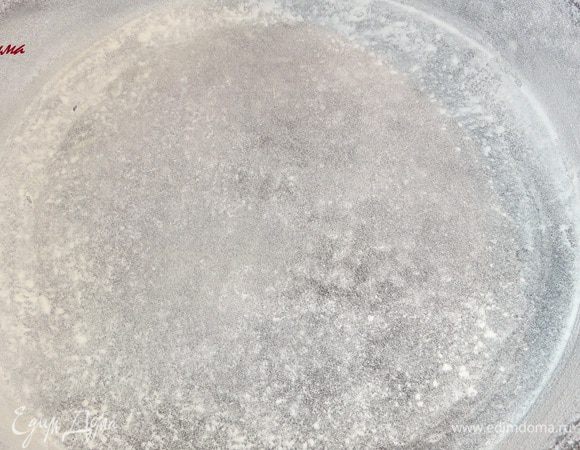 Форму смажьте сливочным маслом и посыпьте мукой.