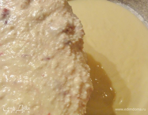 Сначала вылейте тесто, а затем осторожно в центр выложите творожную массу.