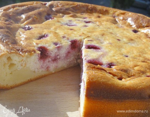 Форму ставим в холодную (!!!) духовку и включаем ее на 180 гр. Выпекаем 40-45 минут. После того как пирог будет готов, не вынимайте его их духовки. Дайте ему остыть при открытой дверце духового шкафа. Ну а теперь заварите душистый чай и наслаждайтесь вкусом пирога!  Пока я пекла пирог, выглянуло солнышко)))