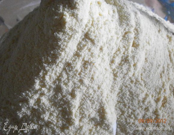 Всыпать в массу обе муки. На фото видно кукурузную муку мелкого помола "fioretto"