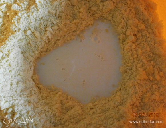 Перемешать быстро массу с мукой и влить молоко. По краю массы высыпать разрыхлитель.