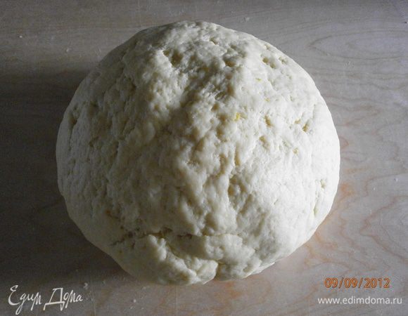 Замесить мягкое эластичное тесто.