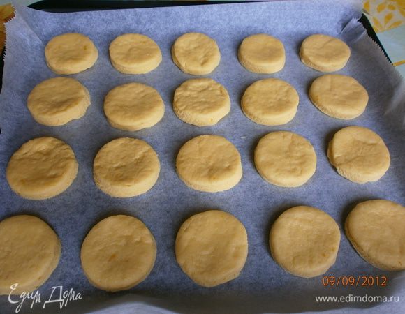Раскатать тесто в пласт толщиной 1 см и выдавить круглые коржики. Или отщипывать кусочки величиной с шарик для пинг-понга и немного сплющить в шайбочки. Выкладывать печенье на лист, выложеный бумагой для выпечки. 