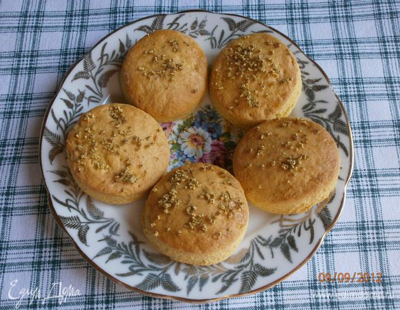 Несколько печенек я посыпала сушеными цветами бузины, которые можно собрать и высушить самим или купить в аптеке.