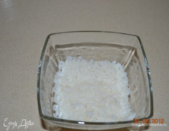 Рис отварить и выложить в креманку. Покрыть майонезом.