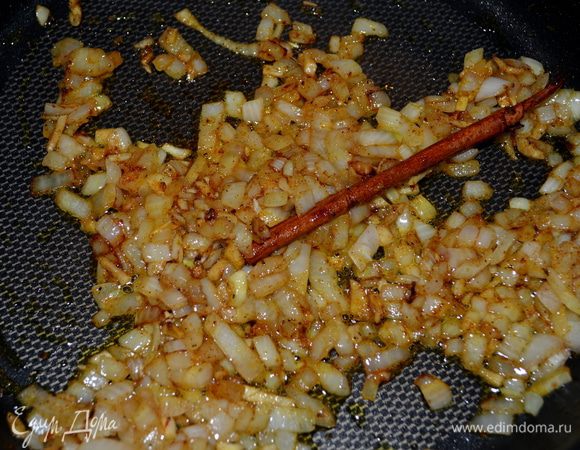 Добавить на сковороду 1/2 ч.л. черн. перец, порезан.лук и 8 следующих ингредиентов, готовим 5 мин.