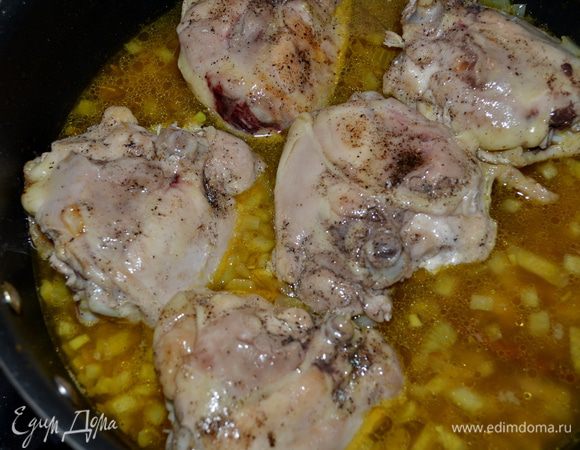 Добавим курин.бульон,готовим до кипячения. Вернем курин.бедрышки на сковороду. Убавим огонь. Крышкой не закрываем и готовим 15 мин. или как бедрышки будут готовы. Убрать палочку корицы и лавровый лист.