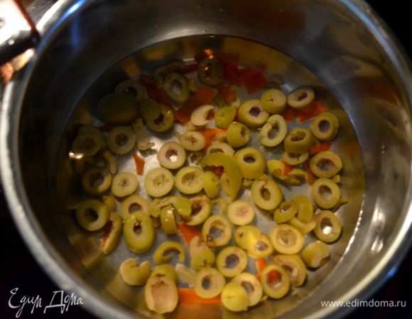 Пока курин. бедрышки готовятся, в другой кастрюльке выложим порезанные зеленые оливки и добавим воды, так чтобы покрывало оливки. Как закипит, снять с огня, воду слить и опять повторить процедуру с водой и кипячением.