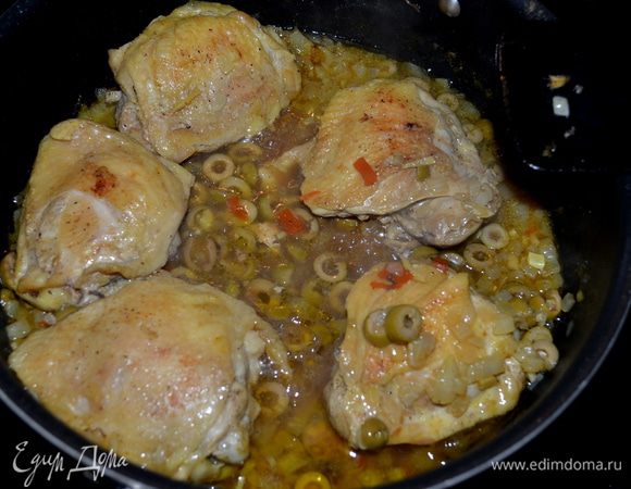 Добавим оливки к курин.бедрышкам,выложим кинзу и подаем с гарниром. Мы любим рис.