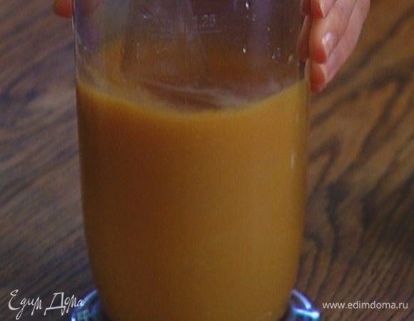 Приготовить тесто: яйца с сахаром взбивать миксером, пока сахар не растворится.