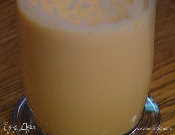 Влить молоко и еще немного взбить.