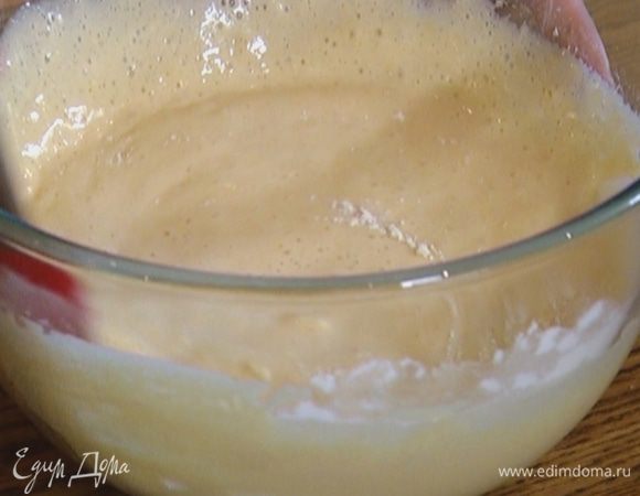 Перемешать муку с солью и разрыхлителем, всыпать ее в молочно-яичную смесь, добавить ванильный экстракт и вымешать тесто.