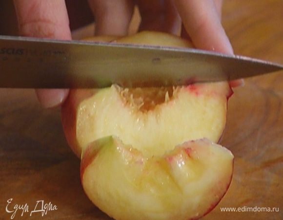 Персик, удалив косточку, порезать дольками.