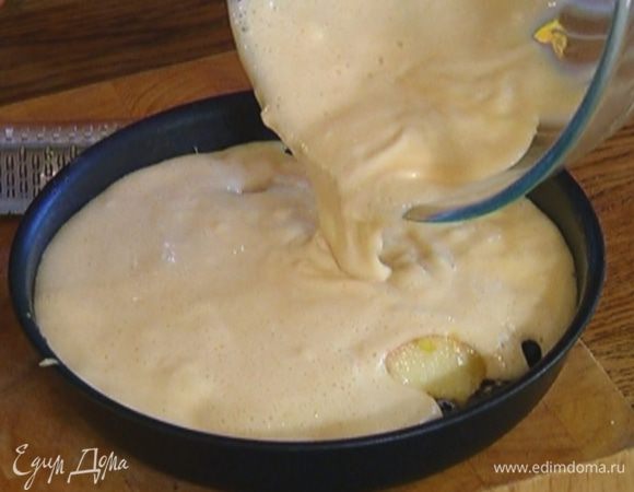 На дно формы для выпечки выложить голубику, персики, добавить лимонную цедру и выложить сверху тесто.