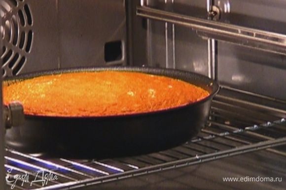 Отправить пирог в разогретую духовку на 35–40 минут.