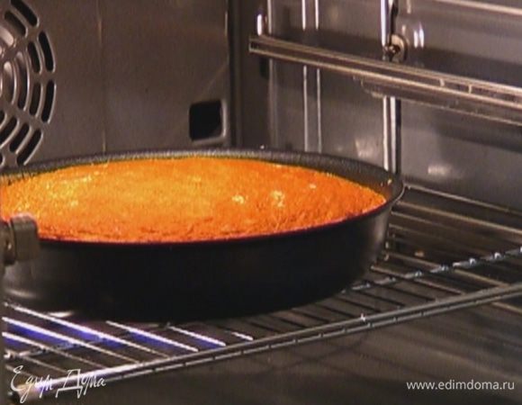 Отправить пирог в разогретую духовку на 35–40 минут.