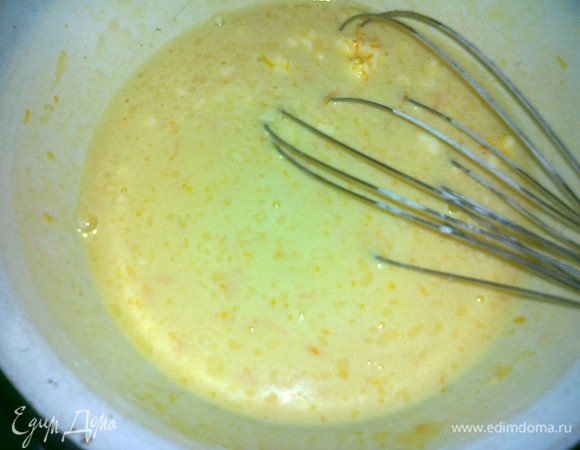 Яичные желтки растереть с частью сахара, добавить муку, тертую цедру апельсина, масло, влить теплое молоко и, при непрерывном помешивании, проварить смесь до загустения,остудить 