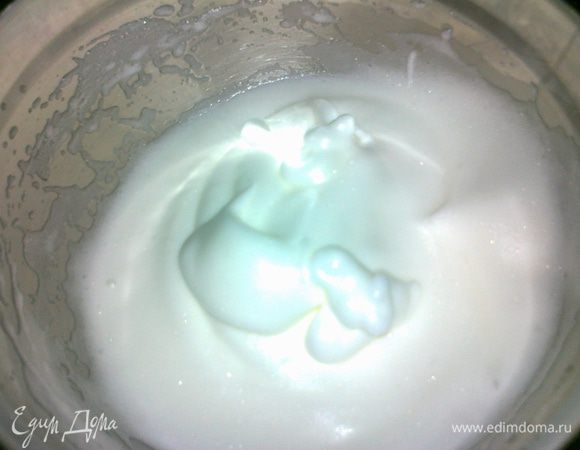 взбить белки с остальным сахаром 