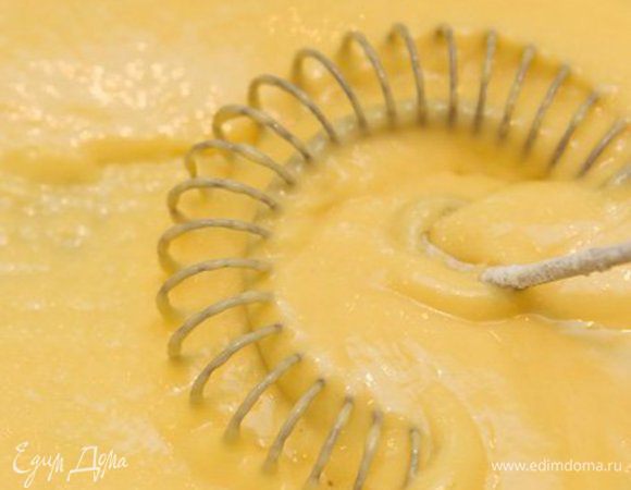 Отделяю желтки от белков. Желтки взбиваю с мукой и вином. Белки – с солью. Затем соединяю смеси.