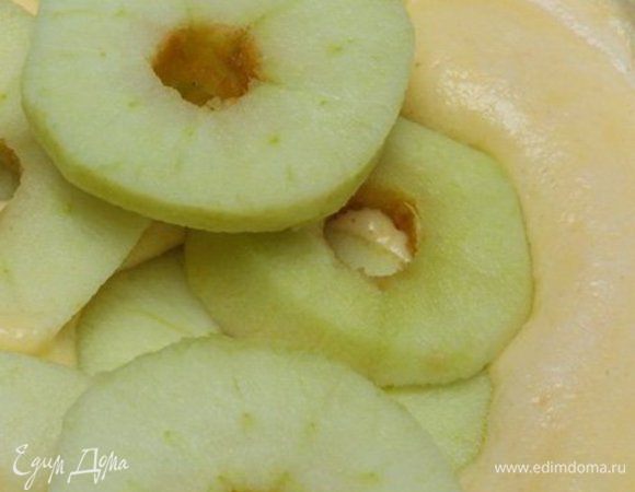Очищаю яблоки, удаляю сердцевину и нарезаю фрукты кольцами. Полностью опускаю яблоки в кляр.