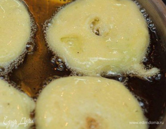 Колечки в тесте обжариваю на растительном масле до золотистости, как пончики.