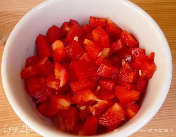 Все овощи нарезать кубиками... 

Перец...