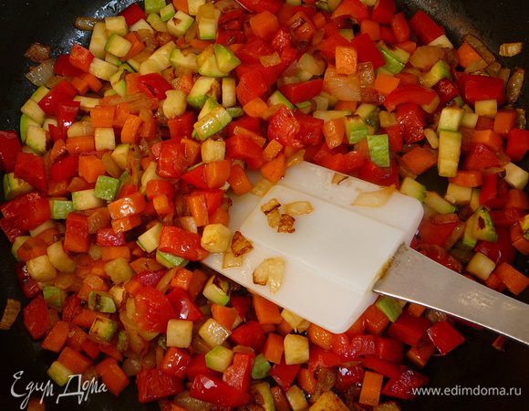 Обжарить лук на оливковом масле в течение 5 минут. Добавить остальные овощи и пассеровать до мягкости.