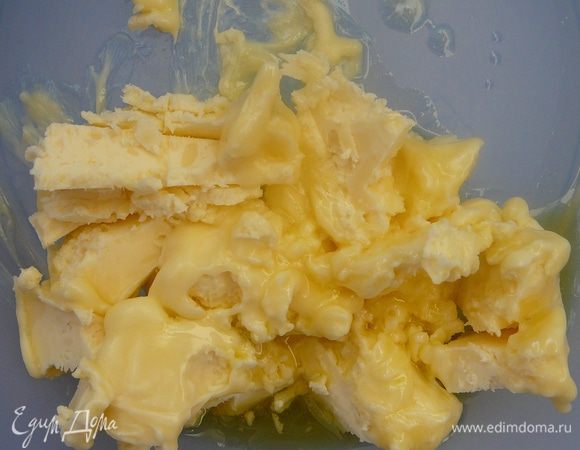 Слегка взбить оливковое и сливочное масло...