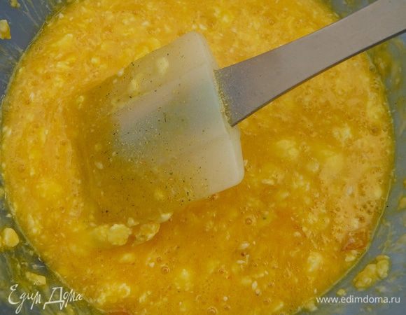 Ввести яйца и желтки, посолить...