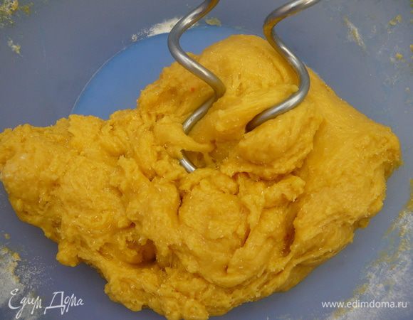 Добавляя порциями просеянную муку с дрожжами, замесить тесто...