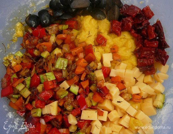 Добавить обжаренные овощи, сыр, порубленные маслины и вяленые помидоры SACLA .