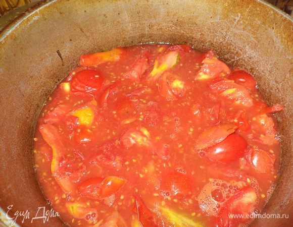 Сначала соус.Томаты помыть и нарезать произвольными кусочками в кастрюлю и поставить варить сначала на не очень сильный огонь,пусть даст сок,потом можно добавить,а когда закипит оставляем на маленьком огне минут на 30-40,помидорки должны стать мягкими.Затем остужаем.Я обычно одним вечером делаю заготовку,а следующим уже занимаюсь соусом.