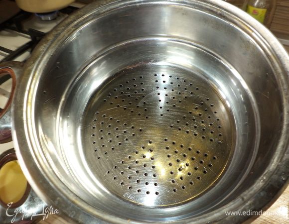 берем дуршлаг с крупными отверстиями,устанавливаем на кастрюлю и выливаем туда наши томаты