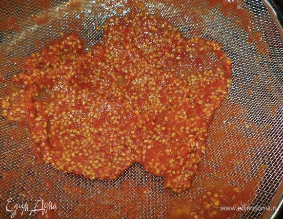 и теперь семечки очень легко остаются в сите( я все делаю руками,но можно приспособить и толкушку для картофеля металлическую,ею я пользовалась когда делала вишневое повидло и косточки вишневые-это не томатные-больно!)