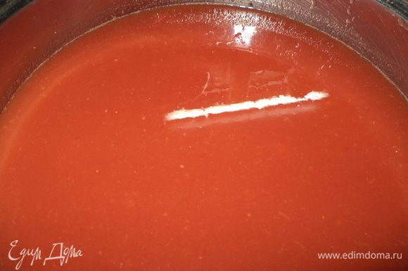 Полученный сок закипятить и можно использовать для приготовления томатов в собственном соку,добавив 1 ст.л. соли и 2 ст. л. сахара на 1 литр сока,или увариваем на медленном огне ,помешивая в открытой кастрюле,потом добавляем по вкусу соль,сахар,душистый перец,чили,чабрец(в прошлом году я посадила маленькие кустики этого растения и нынче этот покровник радует меня своей красотой и приятным слегка цитрусовым ароматом в чае,соусах,салатах и маринадах к мясу). Вы можете использовать и другие специи,можно мелко покрошить лук и болгарский перец,проварить вместе и получите соус-лечо.Все вкусный домашний соус готов.Мой муж, жуткий привереда, просто обожает его!