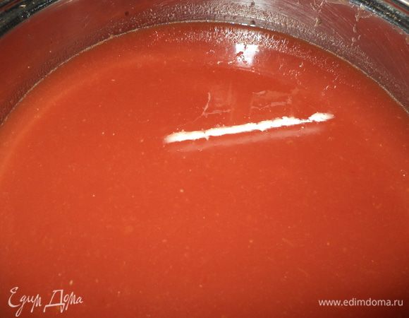 Полученный сок закипятить и можно использовать для приготовления томатов в собственном соку,добавив 1 ст.л. соли и 2 ст. л. сахара на 1 литр сока,или увариваем на медленном огне ,помешивая в открытой кастрюле,потом добавляем по вкусу соль,сахар,душистый перец,чили,чабрец(в прошлом году я посадила маленькие кустики этого растения и нынче этот покровник радует меня своей красотой и приятным слегка цитрусовым ароматом в чае,соусах,салатах и маринадах к мясу). Вы можете использовать и другие специи,можно мелко покрошить лук и болгарский перец,проварить вместе и получите соус-лечо.Все вкусный домашний соус готов.Мой муж, жуткий привереда, просто обожает его!