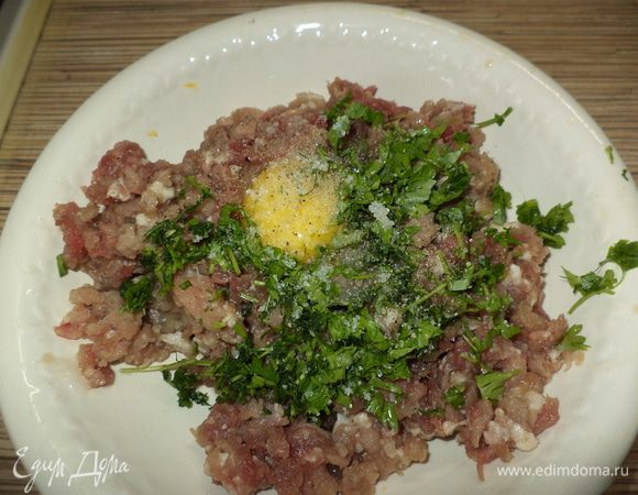 Фрикадельки.Берем фарш (у меня постная говядина и свинина без сала),мелко рубим зелень,солим,перчим по вкусу,добавляем яйцо