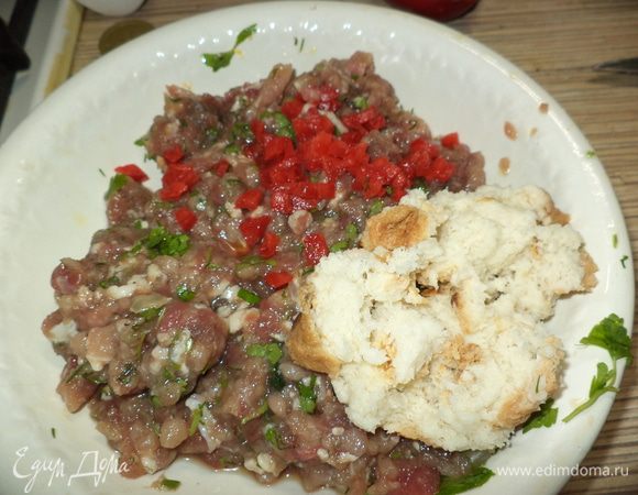 размоченную булочку,мелко порезанный болгарский перец