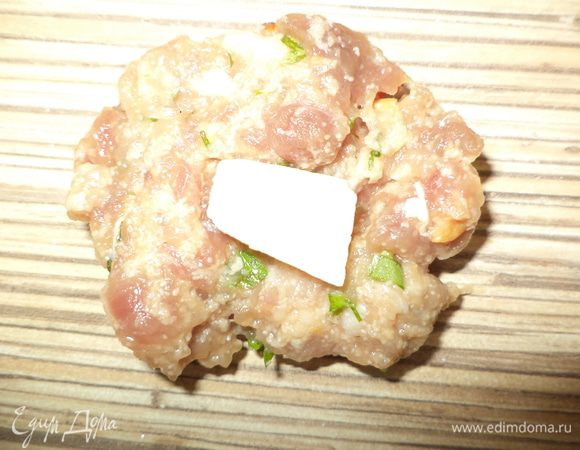 формируем маленькие фрикадельки укладывая в середину кусочек брынзы!