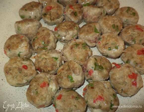 слегка обжариваем на сковороде с минимальным количеством растит.масла( я использую посуду с керамическим покрытием очень удобно при нашем полудиетическом питании)