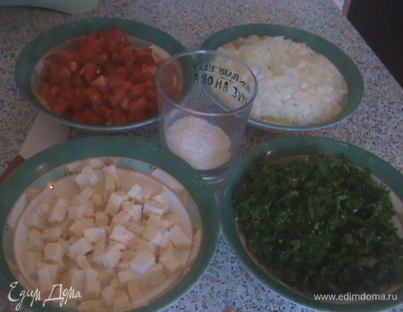 Подготовим все продукты:
Зелень и лук мелко нарезать. Помидоры и брынзу нарезать кубиками. 