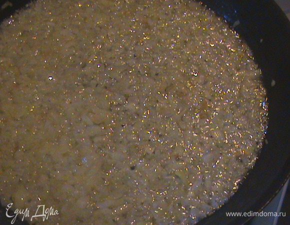 На сковороде в масле обжариваем лук.
